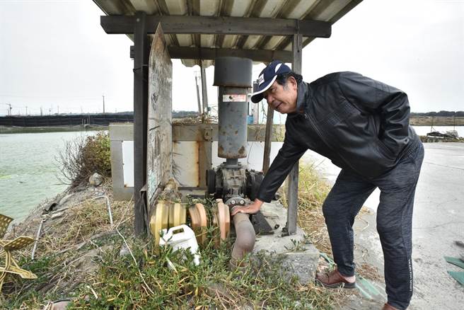 在永安养殖石斑鱼的苏国祯班长检查为鱼塭供暖的设备。（林瑞益摄）
