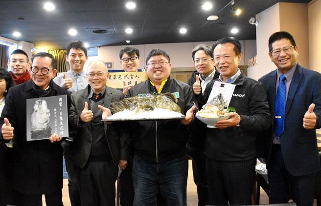 包括立委蔡易余、县长翁章梁、国立故宫博物院院长吴密察、枋寮乡长陈亚麟等人都到场尝鲜，品尝独占鳌头的滋味。（吕妍庭摄）