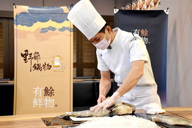 今天在记者会场，厨师现场秀刀工。（吕妍庭摄）