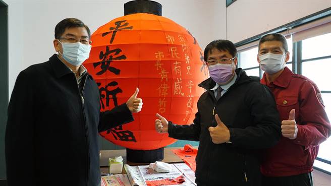 台南市消防局第七大队结合国定古蹟祀典武庙的「火德星君」办理「火神护佑、平安祈福」消防灯笼绘画比赛，市长黄伟哲在主灯书写「消防弟兄辛苦了，市民有感」，为辛劳的消防人员加油打气。（市府提供／洪荣志台南传真）