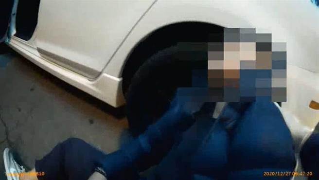 清水警分局员警成功抢救轻生女子。（清水警分局提供／陈淑娥台中传真）