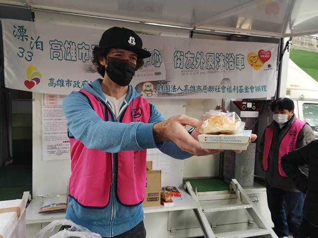 来自澳洲的36岁兼职摄影师夏宇星（Parrish Shah），他12日顶着寒风，为街友们服务。（高雄市社会局提供／林瑞益高雄传真）