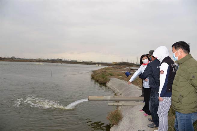 照顧漁民抗寒，雲林縣長張麗善（右四）加碼補助虱目魚災損每公頃3000元。（雲林縣政府提供／張朝欣雲林傳真）