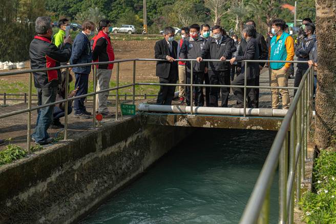 桃园市长郑文灿12日前往龙潭区视察抗旱水井，确保抽水作业顺利，能将水併入石门大圳供台湾自来水公司使用，减缓石门水库水位下降速率。（黄婉婷摄）