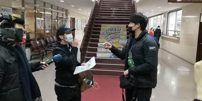 议员之子杨泽祖（右）因窃盗案赴台北地院开庭，庭后在法院与前东家萧姓男子（左）起争执。（黄捷摄）