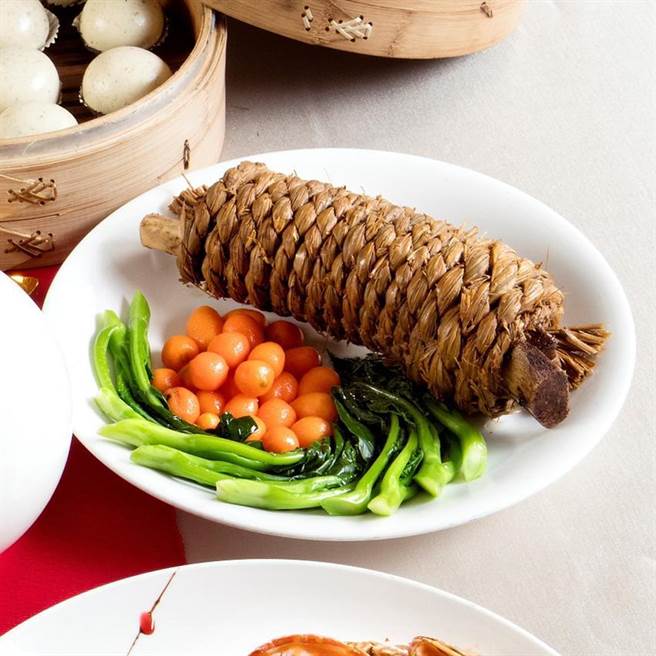 圓山飯店年菜開賣，「稻草西施牛肋骨」是主廚許耀光的招牌菜。（圖／圓山大飯店提供）
