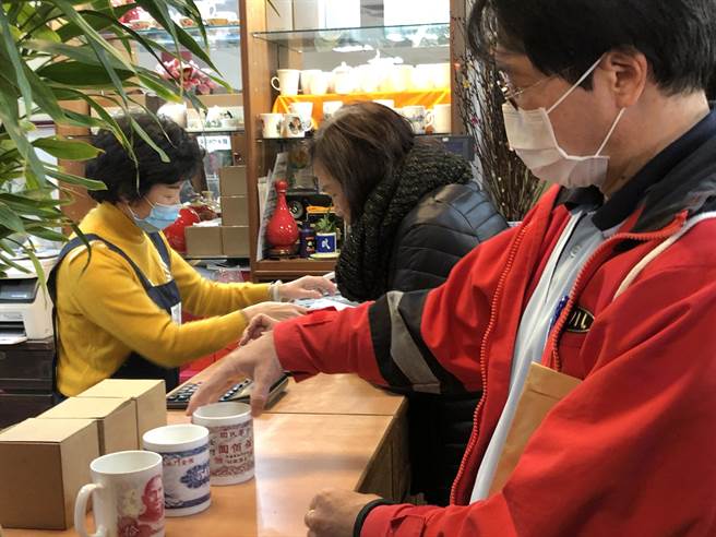 「錢幣馬克杯」連日來出現掃貨搶購熱潮，在迎來建廠60周年慶之際，寫下單一產品熱銷的新紀錄。（李金生攝）