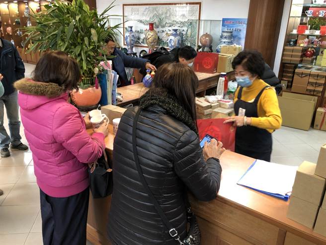 「錢幣馬克杯」連日來出現掃貨搶購熱潮，在迎來建廠60周年慶之際，寫下單一產品熱銷的新紀錄。（李金生攝）