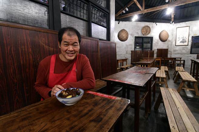 昔日的「夜皇都」妓女户，现在是猪脚饭专卖店，内部仍保留建筑原味。（庄哲权摄）  