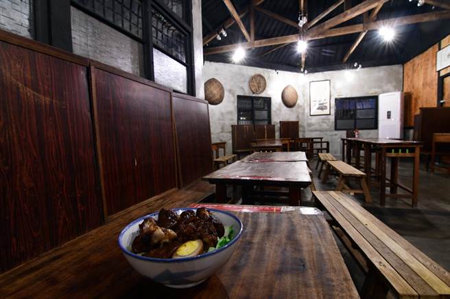 昔日的「夜皇都」妓女户，现在是猪脚饭专卖店，内部仍保留建筑原味。（庄哲权摄）  