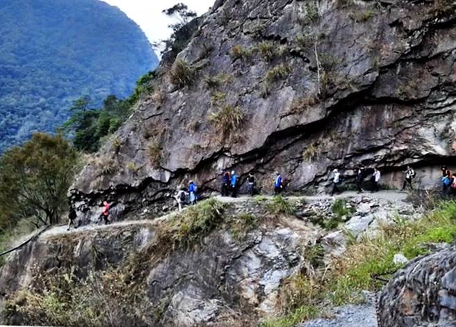 山林开放加上疫情影响，国内掀起登山热潮。（廖志晃摄）