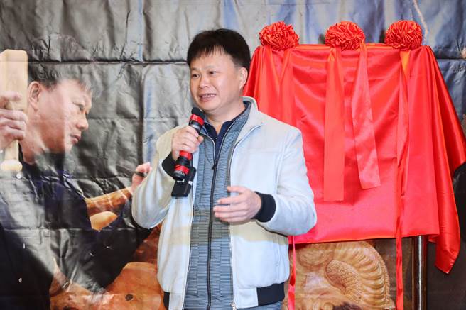 三义乡木雕师官小钦创作20余年，研究出雕刻龙的创新样貌与特色，建立独特的风格，获得第6届台湾工艺之家工艺师认证。（苗栗县政府提供／何冠娴苗栗传真）