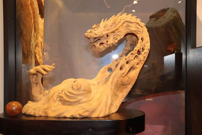 三义乡木雕师官小钦创作20余年，研究出雕刻龙的创新样貌与特色，建立独特的风格，荣获第6届台湾工艺之家工艺师认证。（苗栗县政府提供／何冠娴苗栗传真）