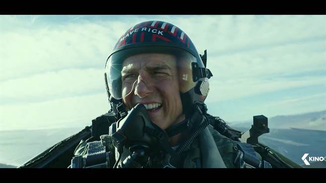 像是「捍卫战士」这样的空战片，为了让观眾能看到演员的面孔，经常呼吸面罩，其实不太正确。(图/派拉蒙)