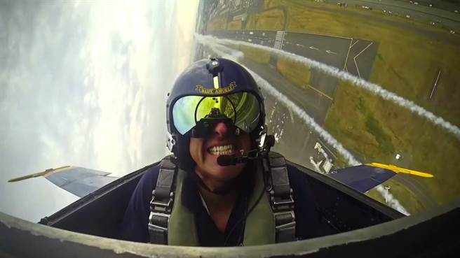 美国海军蓝天使飞行特技队，他们在飞行过程不戴飞行面罩，仅有麦克风相互联络，这是因为飞行高度不超过25000呎。(图/美国海军)