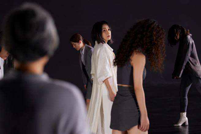 劉若英在MV中與現代舞者互動，象徵著每個人的黃金年代。（相信音樂提供）