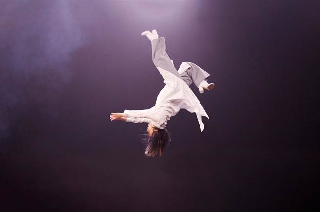 劉若英為新歌MV吊鋼絲後空翻完美落地。（相信音樂提供）