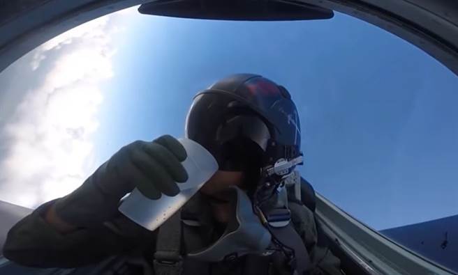 飞行员在飞行过程中喝水。(图/youtube)