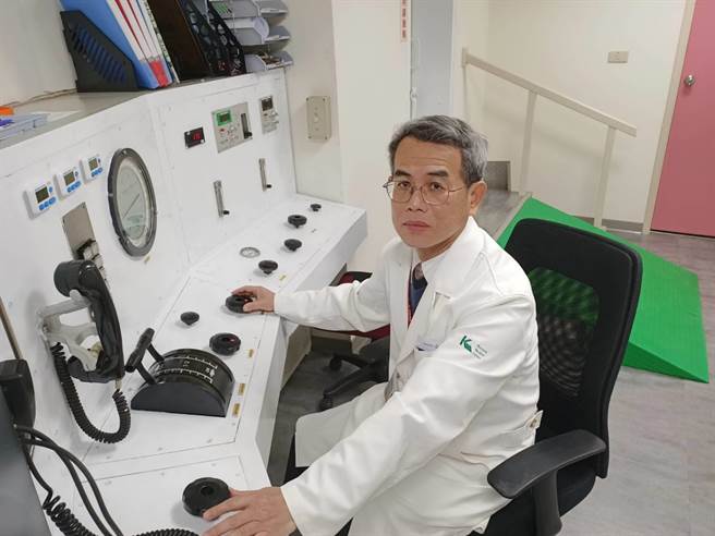 寒流來襲，一氧化碳中毒意外頻傳，為恭醫院高壓氧科醫師吳人權提醒，民眾天冷務必小心注意。（為恭醫院提供／何冠嫻苗栗傳真）