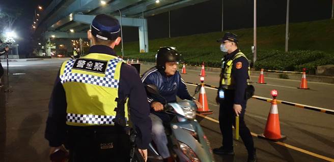土城分局员警顶着低温执法，加强取缔违规车辆，短短10天内已告发约2000件违规。（记者蔡雯如翻摄）