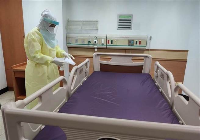 在负压病房进行插管治疗对医护风险很高。图为新兴传染病应变联合演练的病房。（资料照片 赖佑维摄）