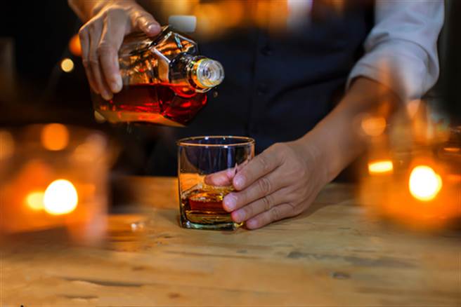 男友送爸威士忌 女查价格傻眼 内行看照加倍震惊：还不快嫁(示意图/达志影像)