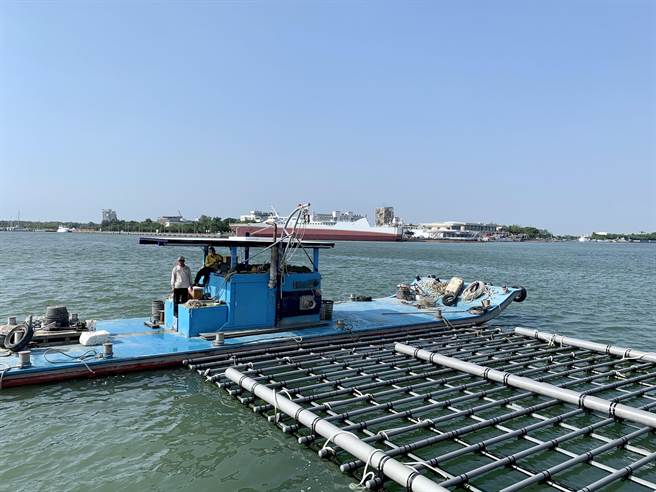 台南市要在3年内禁用保丽龙浮具，并滚动式辅导蚵农改用EPP、PE改良式浮具，但却仍遭环保团体在沙滩上发现相关污染物。环保团体表示，可改以PVC蚵棚（如图），不仅减少污染，又符合蚵农需求。（李宜杰摄）