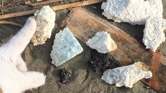 台南市要在3年内禁用保丽龙浮具，并滚动式辅导蚵农改用EPP、PE改良式浮具，但却仍遭环保团体在沙滩上发现发泡塑胶污染物，浅绿色为EPP浮具。（台南社大提供／李宜杰台南传真）