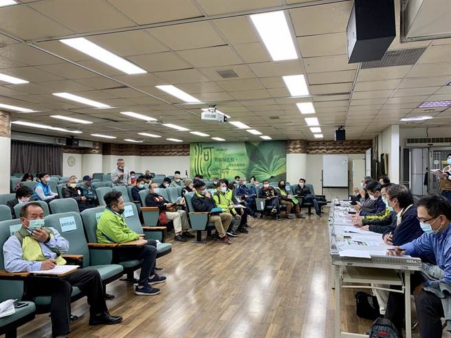 台南市农业局渔管所12日举行座谈会，邀集专家学者、蚵农共同讨论。（李宜杰摄）