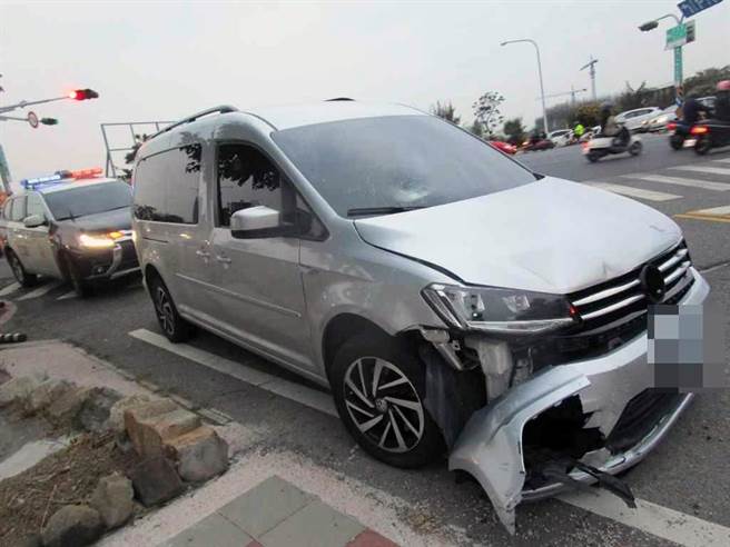台南市王姓男子駕駛自小客車疑因闖紅燈撞傷騎機車的仇姓女騎士。（讀者提供／洪榮志台南傳真）