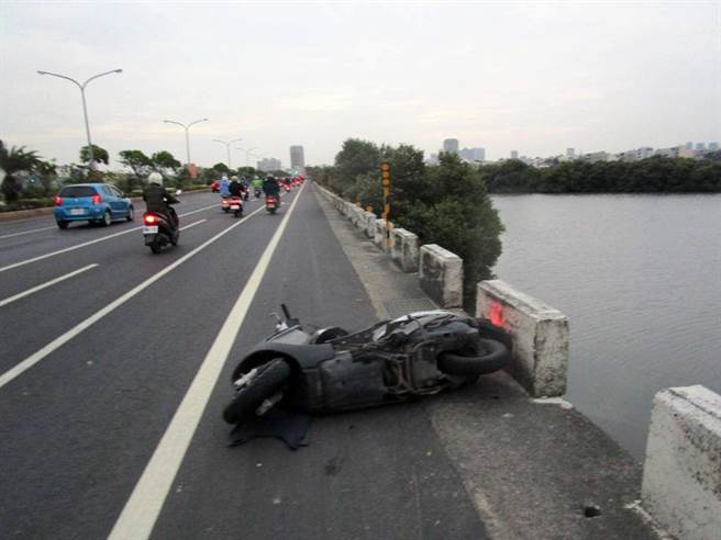 被王姓男子駕車撞倒的仇女機車。（讀者提供／洪榮志台南傳真）