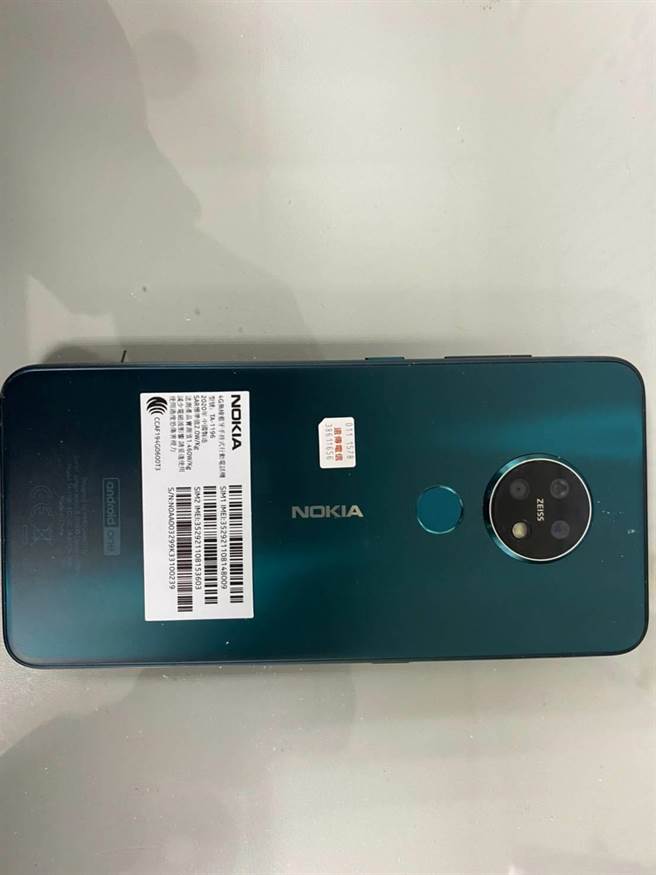 民眾拾获手机交给警方。（姜霏翻摄）