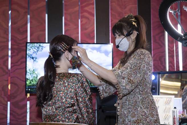 林叶亭（右）为模特儿打理髮型。（Complex Biz提供）