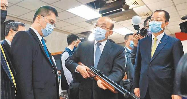 警界高层大调动，现任刑事局长黄明昭（右）将接掌高雄市警局长，外传行政院长苏贞昌（中）着力许多。（图／报系资料照）