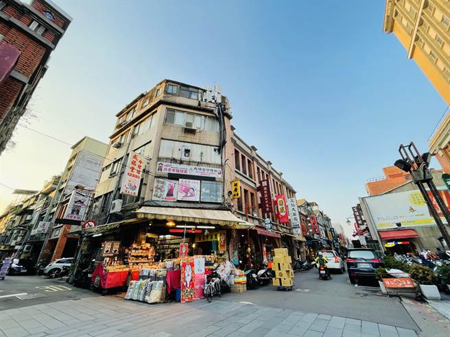 年貨大街禁試吃，北市迪化街老店憑名氣苦撐 乾貨、食品攤商業績恐慘跌 ，圖為大白天迪化商圈人潮稀疏。（吳康瑋攝）