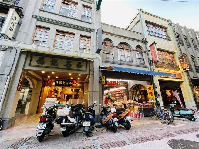 年貨大街禁試吃，北市迪化街老店憑名氣苦撐 乾貨、食品攤商業績恐慘跌 ，圖為大白天迪化商圈人潮稀疏。（吳康瑋攝）