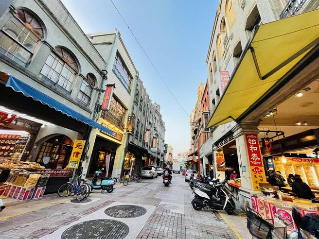 年貨大街禁試吃，北市迪化街老店憑名氣苦撐 乾貨、食品攤商業績恐慘跌 ，圖為大白天迪化商圈人潮稀疏。（吳康瑋攝）