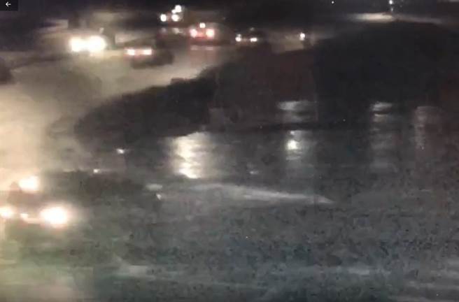 汽車暗夜開進北門廣場，警：已寄出罰單。（影片擷圖）