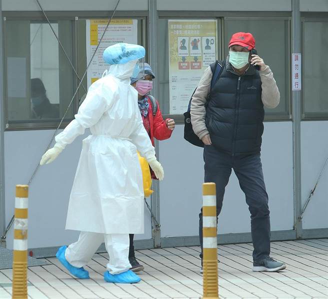 採检站的医护人员穿着全套防护装备引导民眾採检。（陈怡诚摄）
