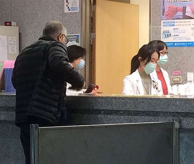 2日卫福部宣布：不封院，但该院门诊正常运作，药师与领药民眾全程配戴口罩防疫。（陈怡诚摄）

