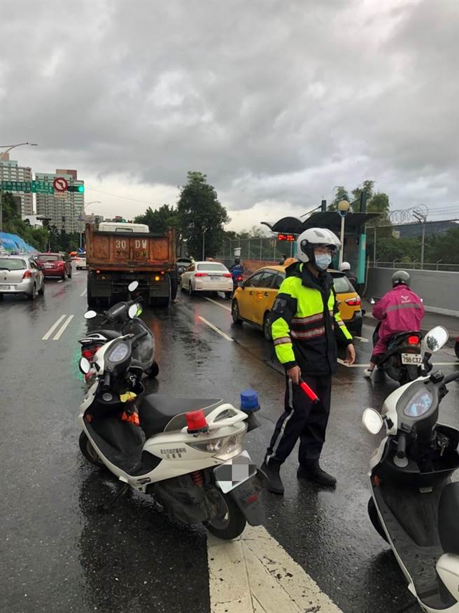 维护路口安全  淡水警执行路口大执法（淡水警提供／戴上容新北传真）