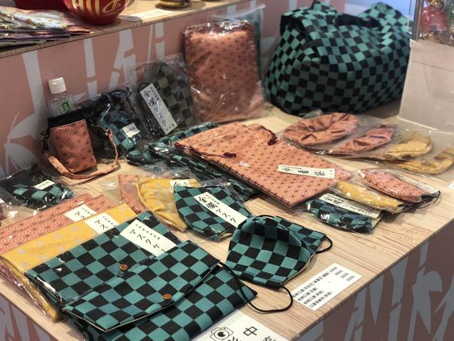 日本动画片《鬼灭之刃》的「和风小物」，440元起。（熊厚微创提供）