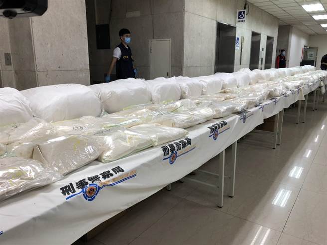 刑事局去年11月即破獲史上最大的空運毒品走私案，查獲700公斤的第四級毒品三級丁氧羰基去甲基K他命（N-Boc-Norketamine），初估將可製成350公斤的K他命，黑市價格逾10億元。(林郁平攝)