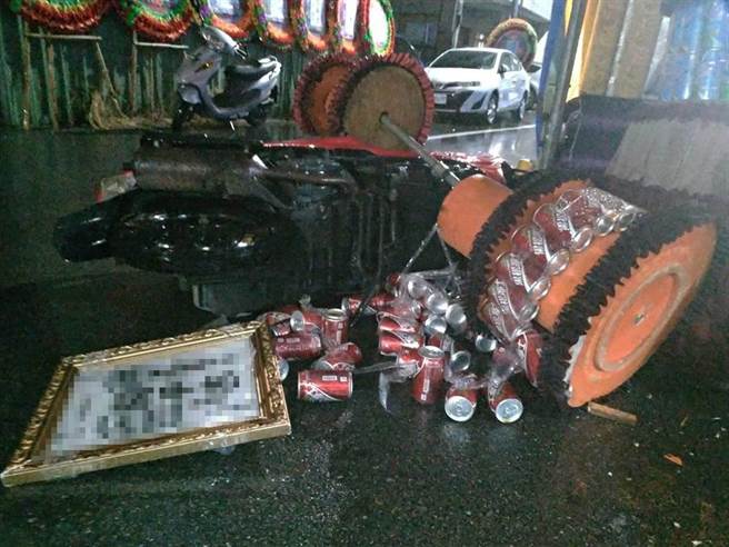 李男酒后骑车擦撞丧家棚架前的饮料塔，饮料瓶罐散落一地。（民眾提供／巫静婷苗栗传真）