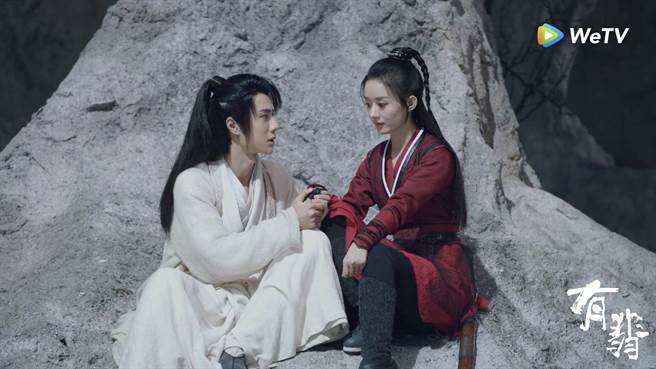 赵丽颖（右）与王一博是苦命鸳鸯。（WeTV海外站提供）