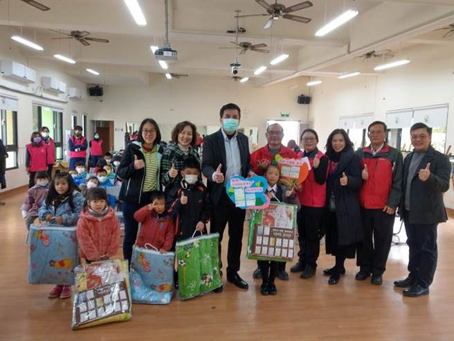 台南将军棉厂老板吴松儒寒冬送暖，送上御寒棉被，嘉县偏乡465位学童受惠。（读者提供／庄曜聪台南传真）