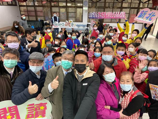 新北市政府政風處為宣導校園誠信，加強學童品德教育，12日下午於烏來國中小辦理「前進泰雅部落大冒險」漫畫品德教材贈書活動。（新北市政府政風處提供）