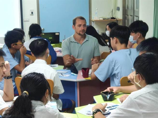 新北市立中和高中于109学年度起与英国普利茅斯城市学院合作｢台英学士培育计画｣。（中和高中提供）