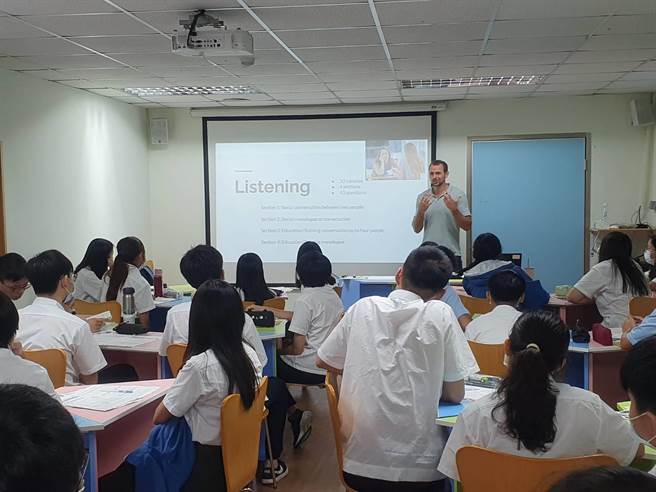 新北市立中和高中于109学年度起与英国普利茅斯城市学院合作｢台英学士培育计画｣。（中和高中提供）