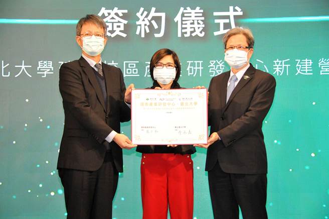 國泰產業研發中心董事長張仁和（圖左）與臺北大學校長李承嘉（圖右）簽訂臺北大學建國校區產業研發中心新建營運移轉案，（圖中）為財政部參事王秀時見證。(國泰金提供)